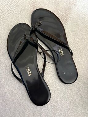 TKEES Black Patent flip flop sandals 37 / 6